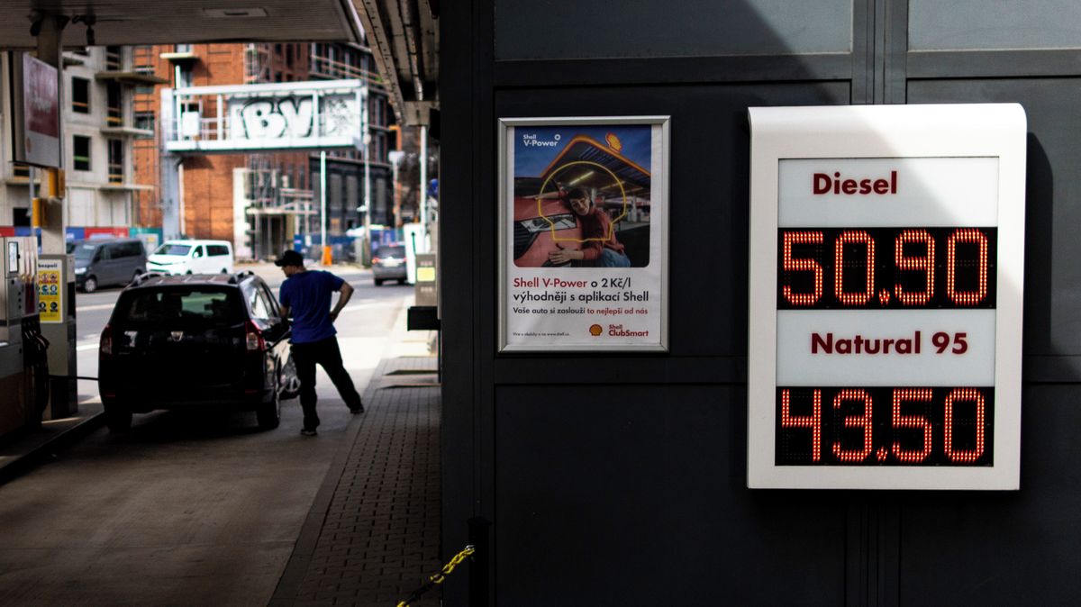 Cena nafty podle Babiše? Začíná jít do tuhého